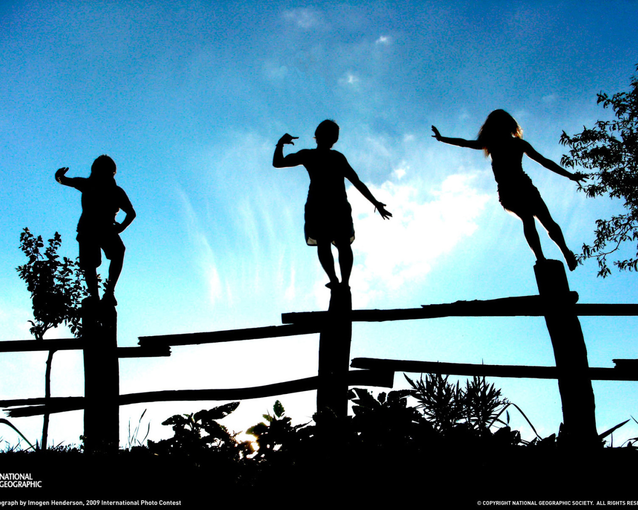 Дети позируют