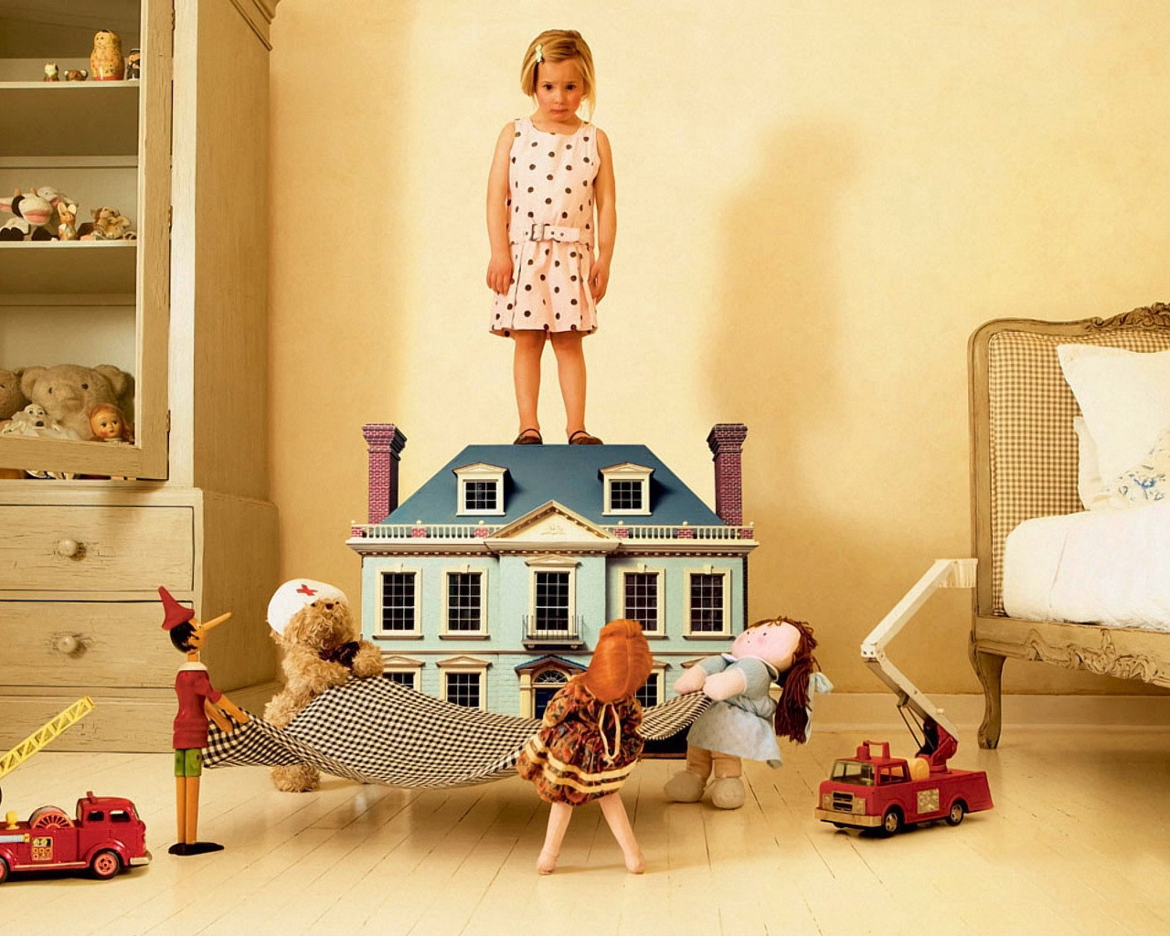 Девочка на крыше дома