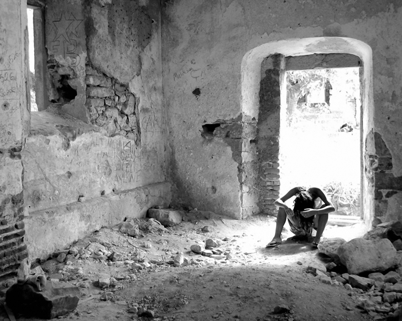 Человек на развалинах дома