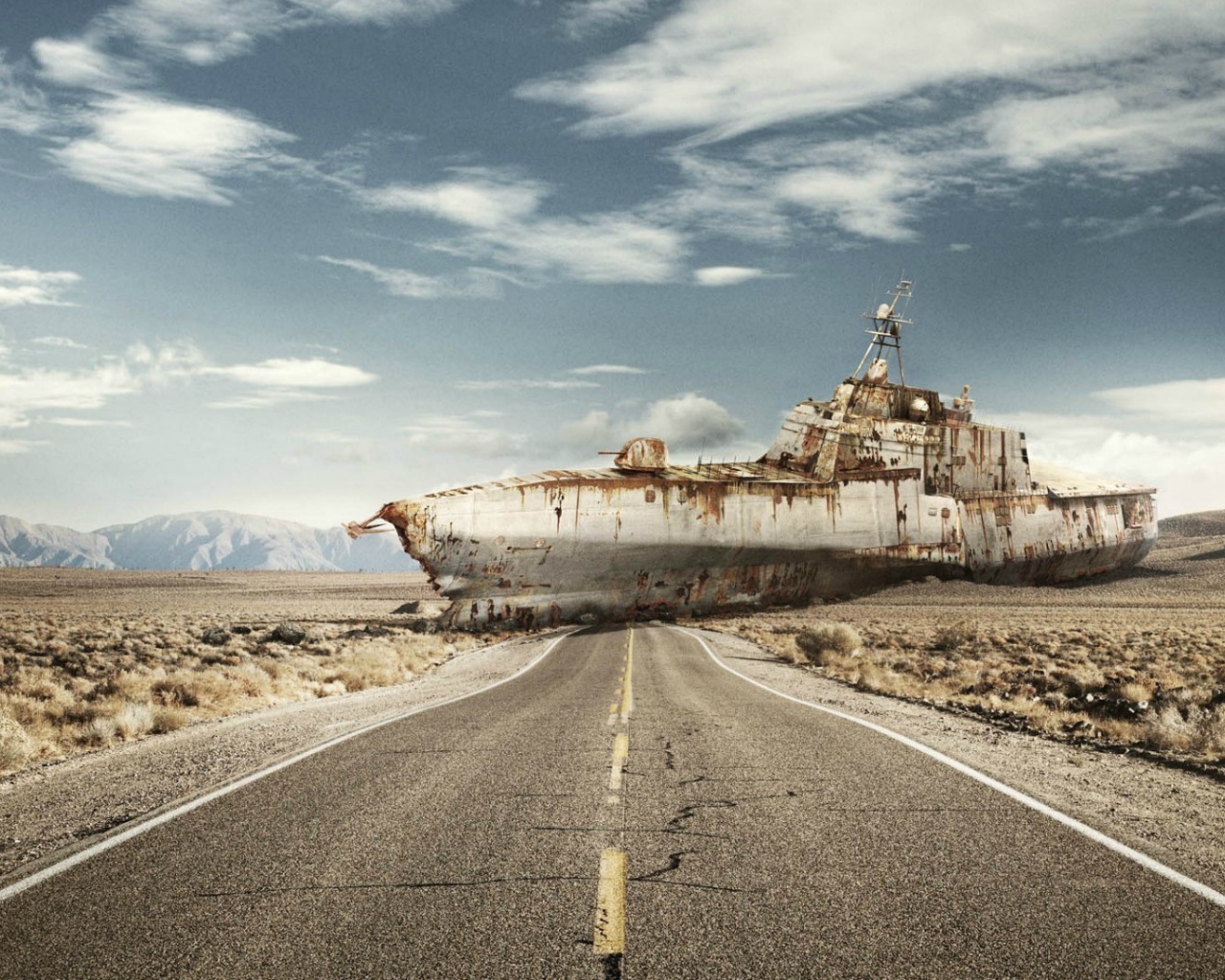 Подводная лодка в пустыне