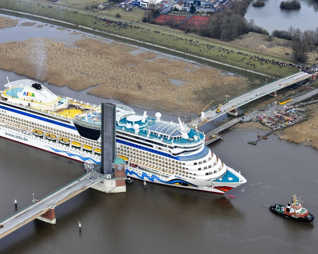 Корабль Аида проходит разводной мост