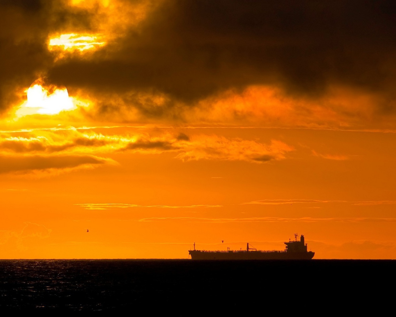 Большой корабль на горизонте