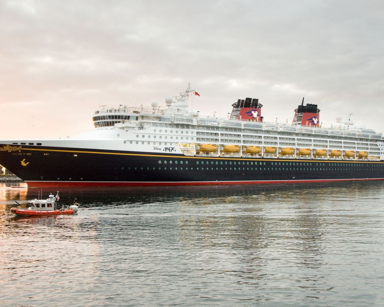 Черный королевский круизный лайнер