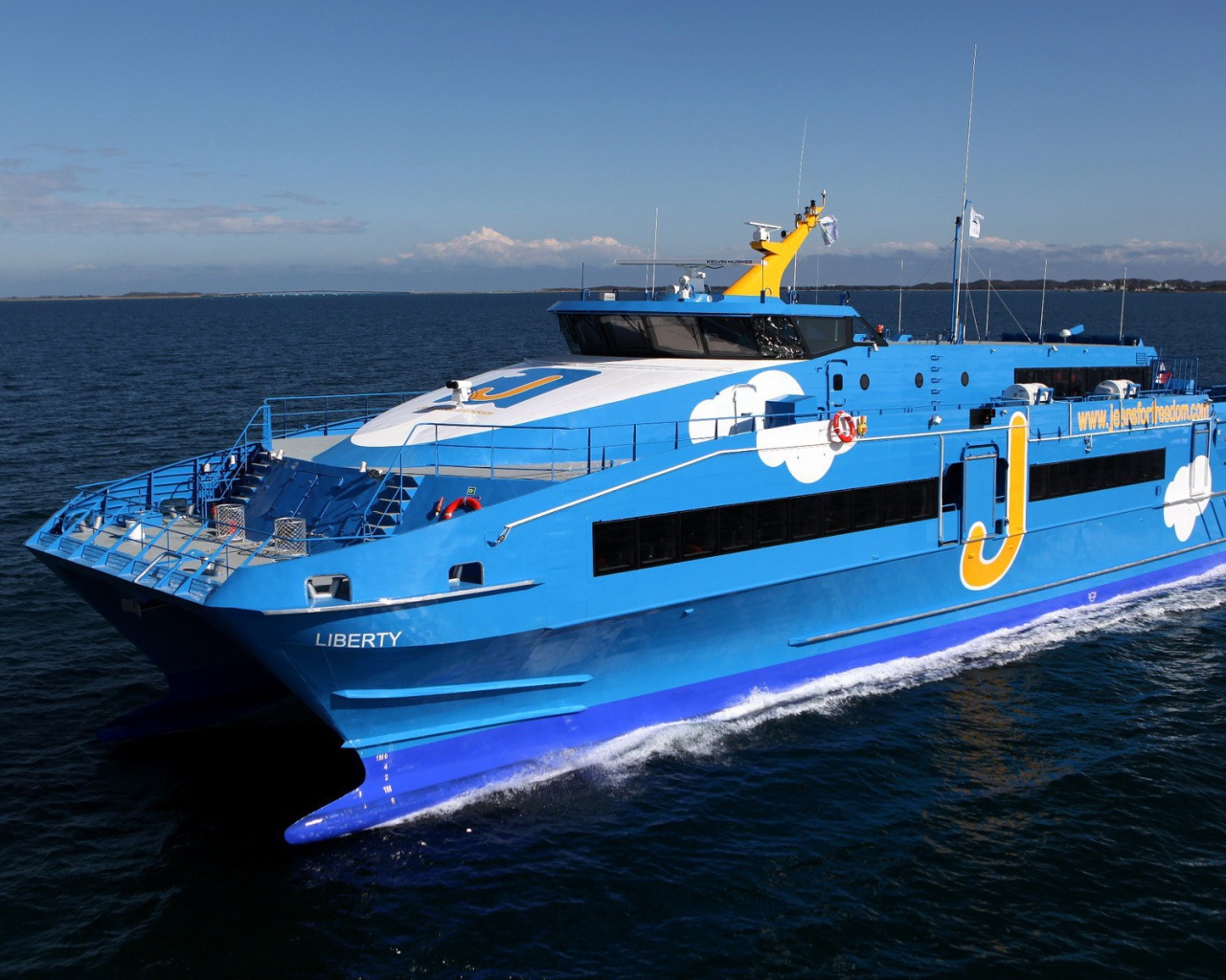 Голубая яхта Либерти
