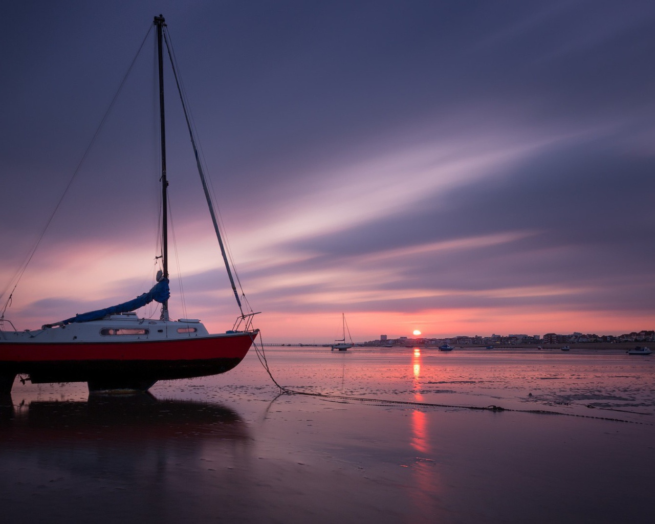 Катер на суше во время отлива