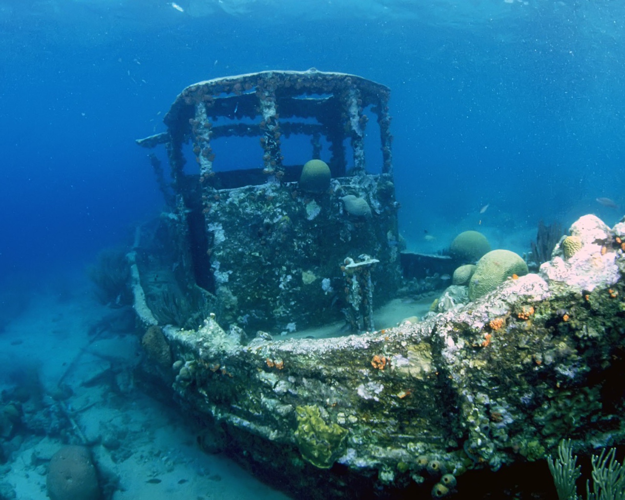 Лодка на дне моря