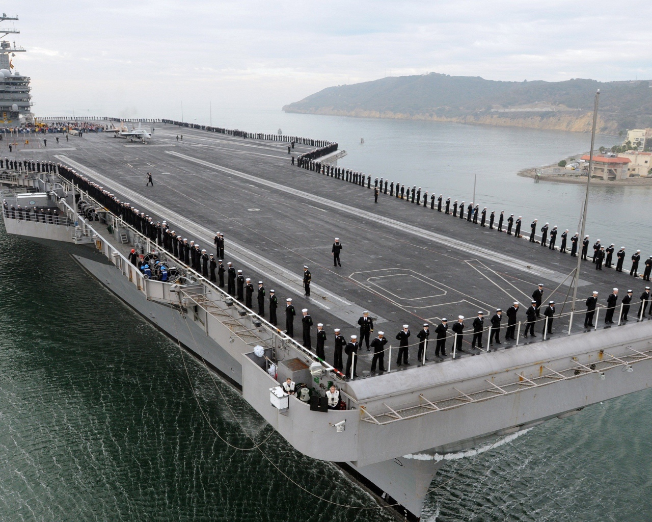 Построение матросов на борту авианосца