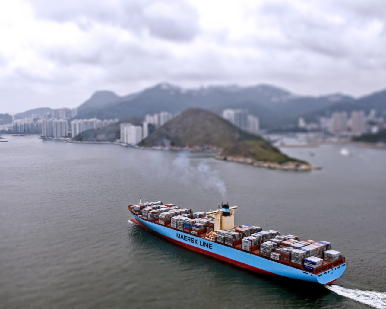 Контейнеровоз отправляется в путь