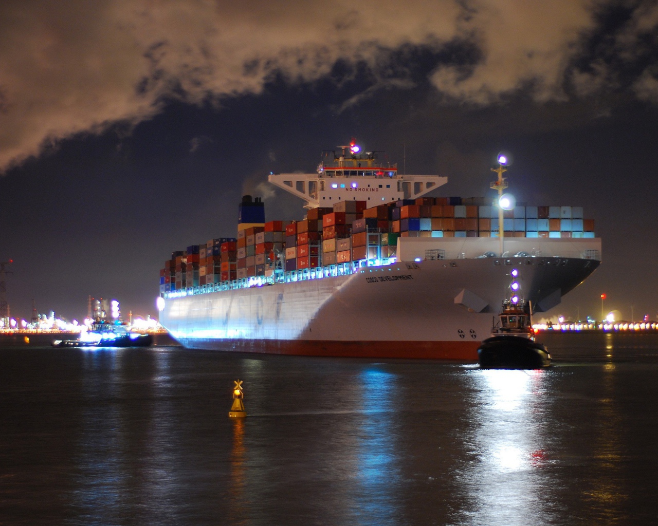 Контейнеровоз Коско в порту