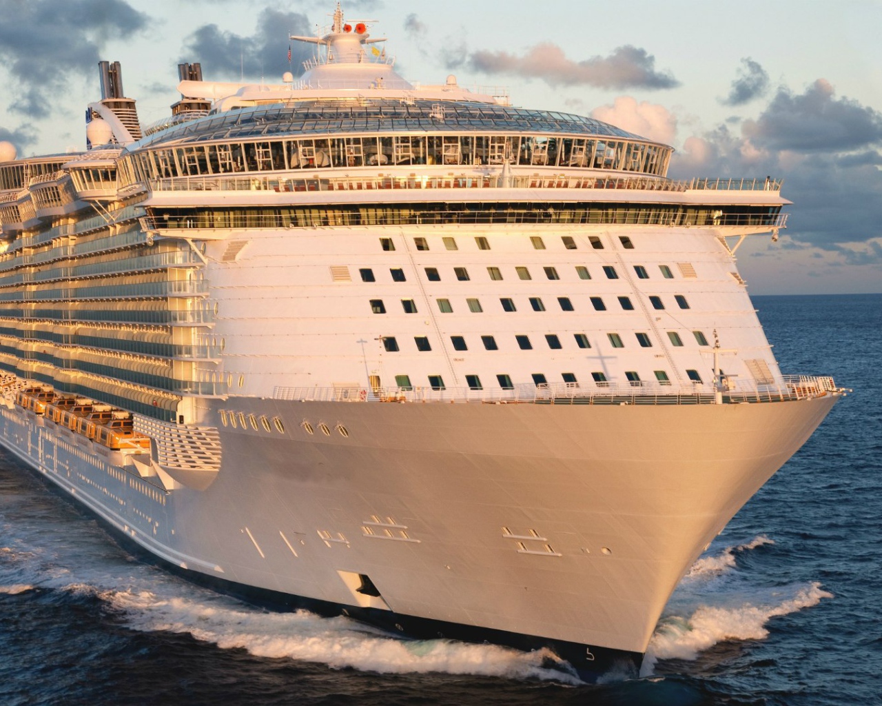 Круизный лайнер Allure of the Seas