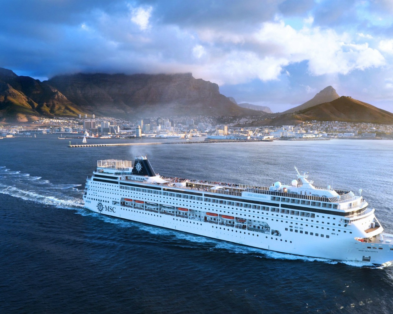 Круизный лайнер MSC Sinfonia