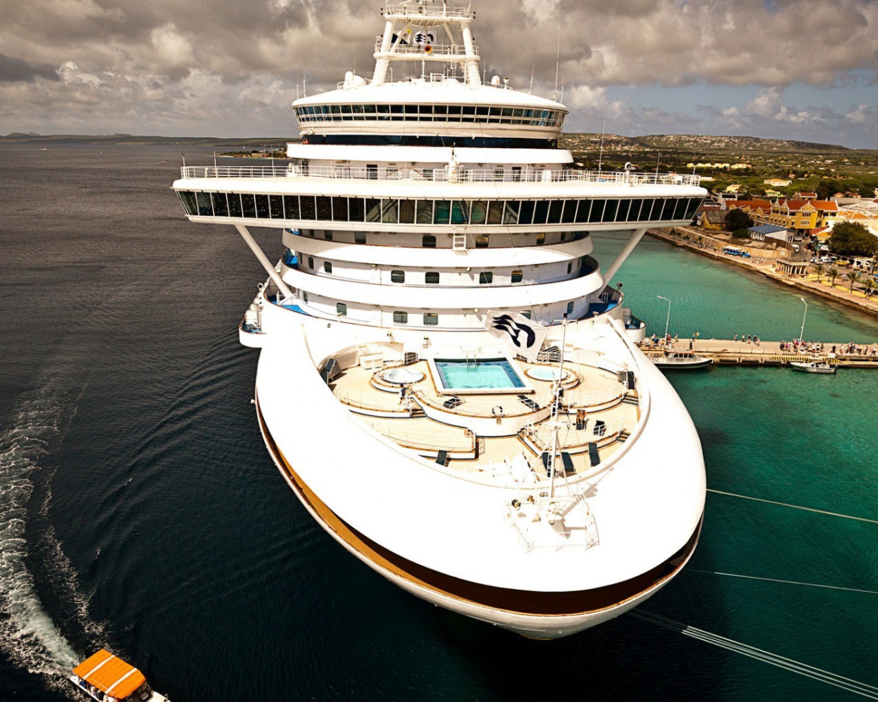 Круизный лайнер с обзорной палубой