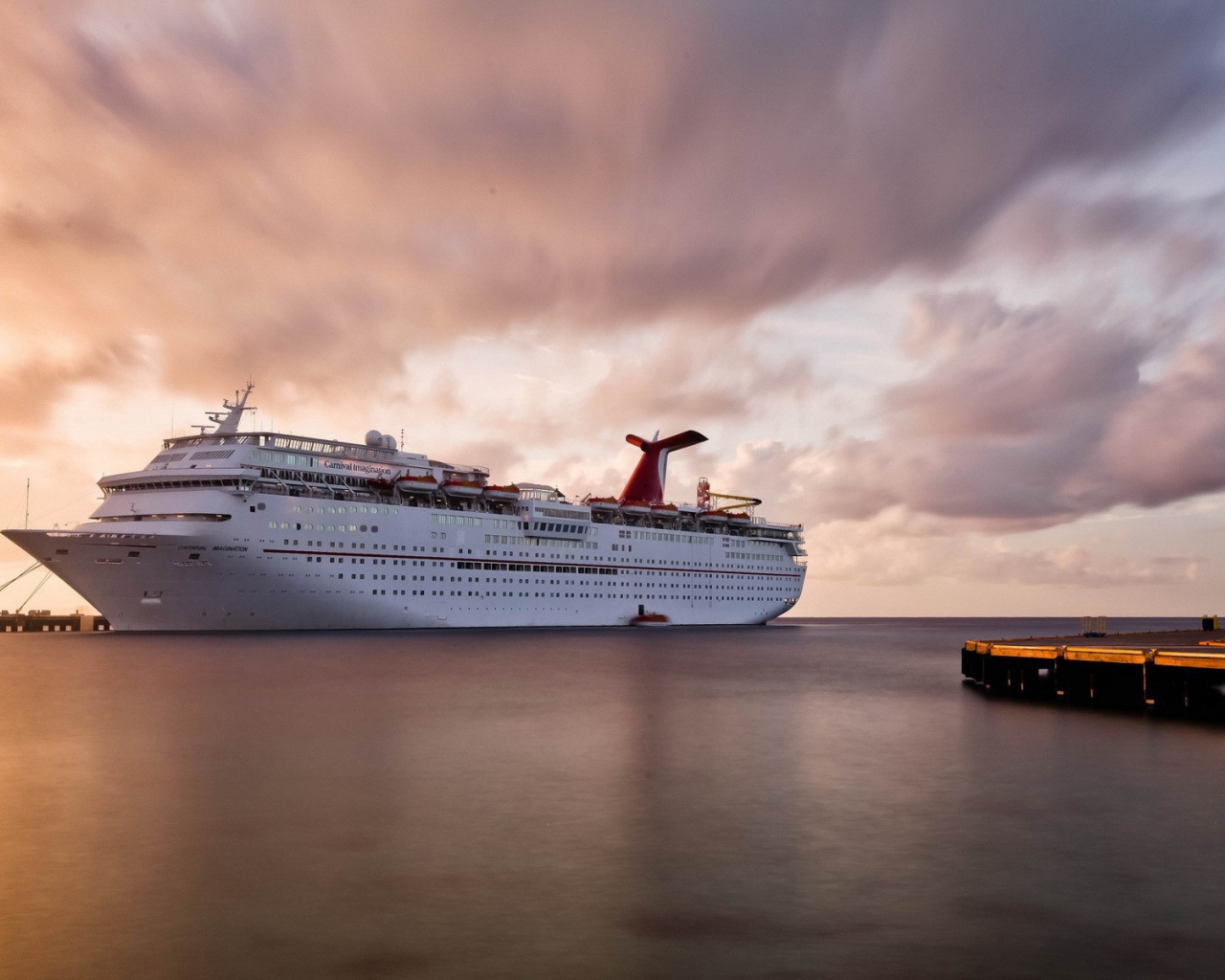 Круизный лайнер на фоне розовых облаков
