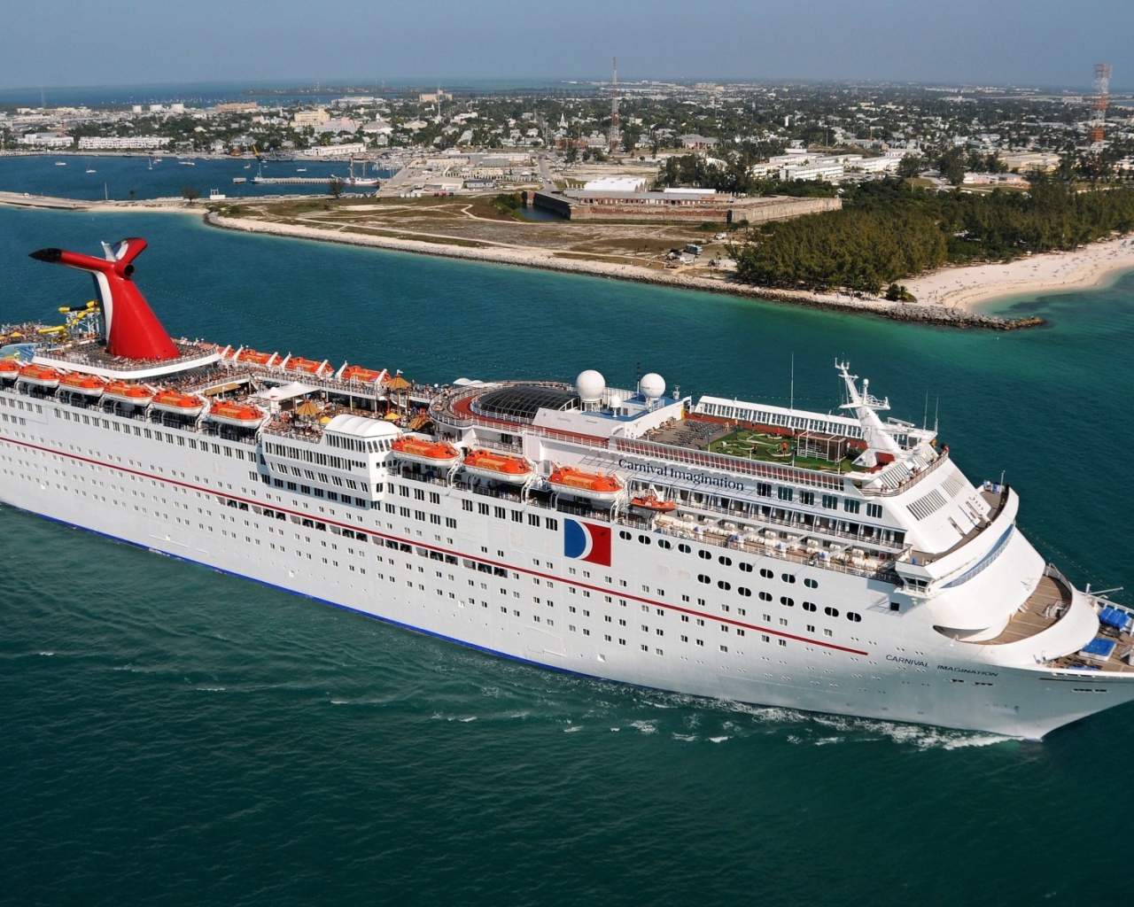 Круизный корабль с красной трубой