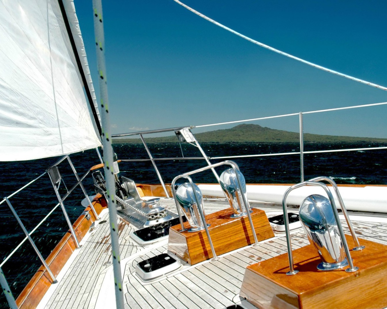 Палуба парусной яхты