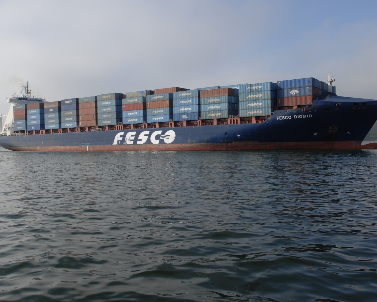Корабль Феско перевозящий контейнеры
