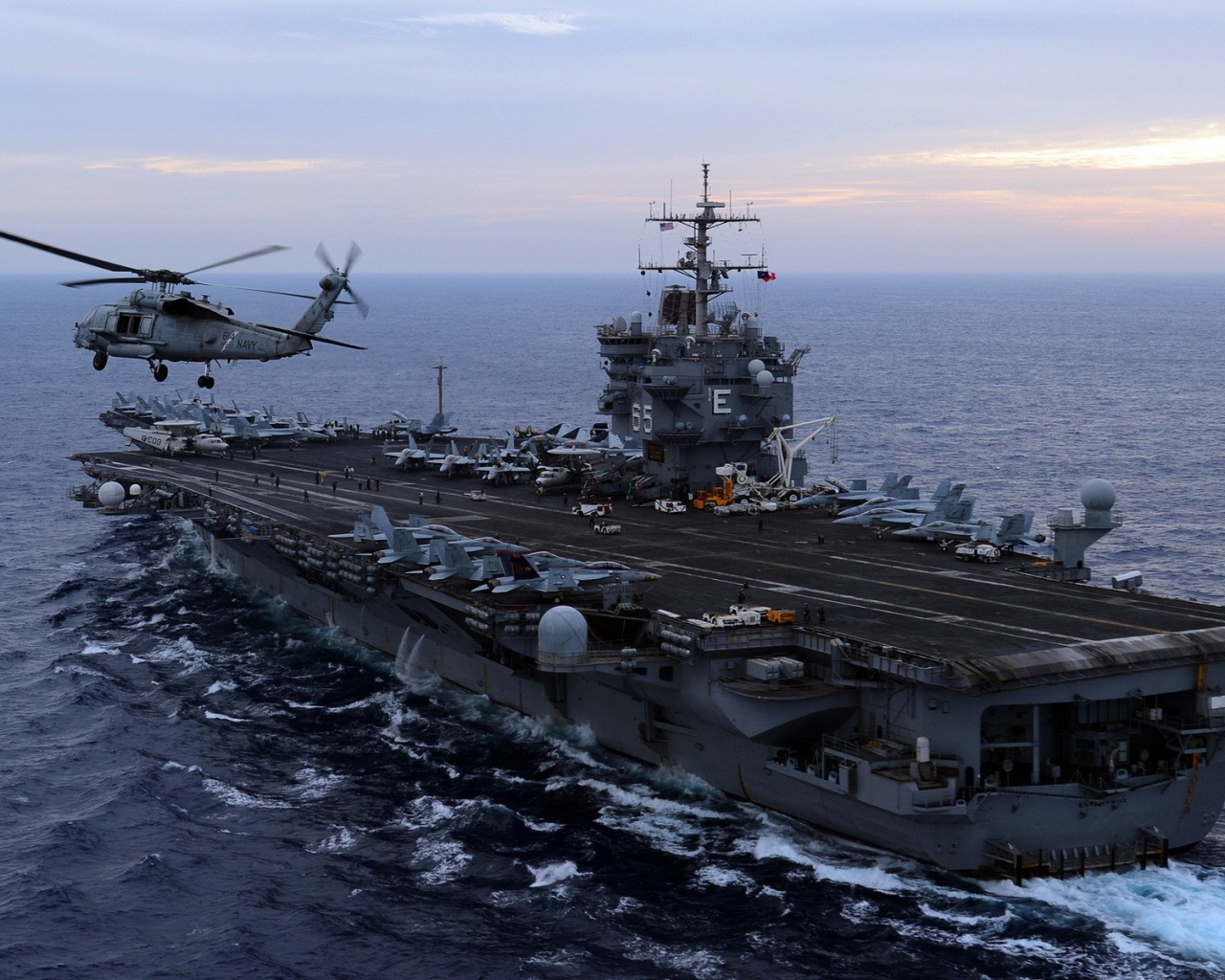 Вертолет на фоне авианосца