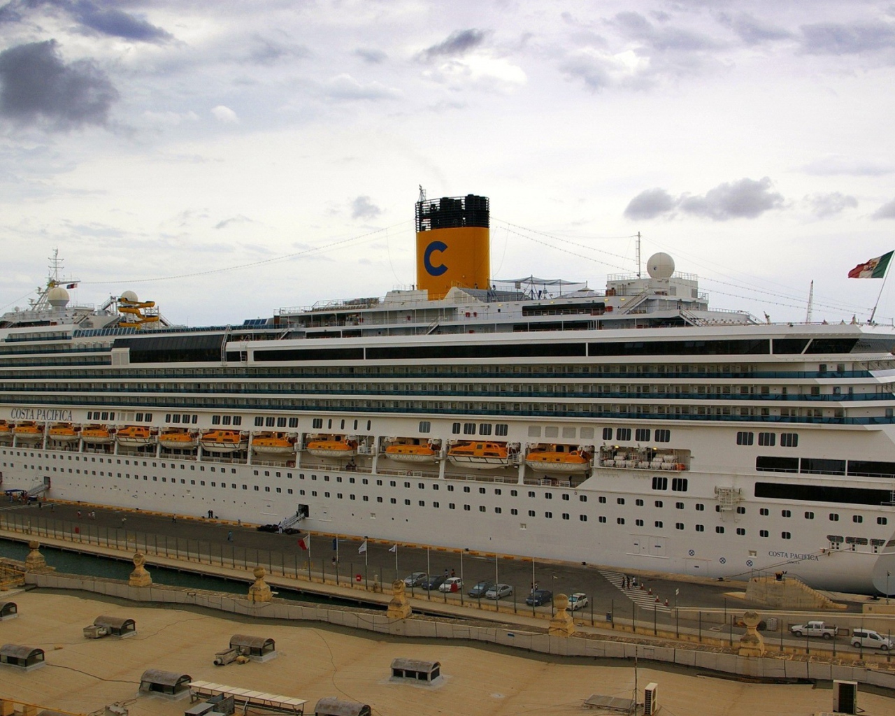 Итальянский корабль Коста Пасифика