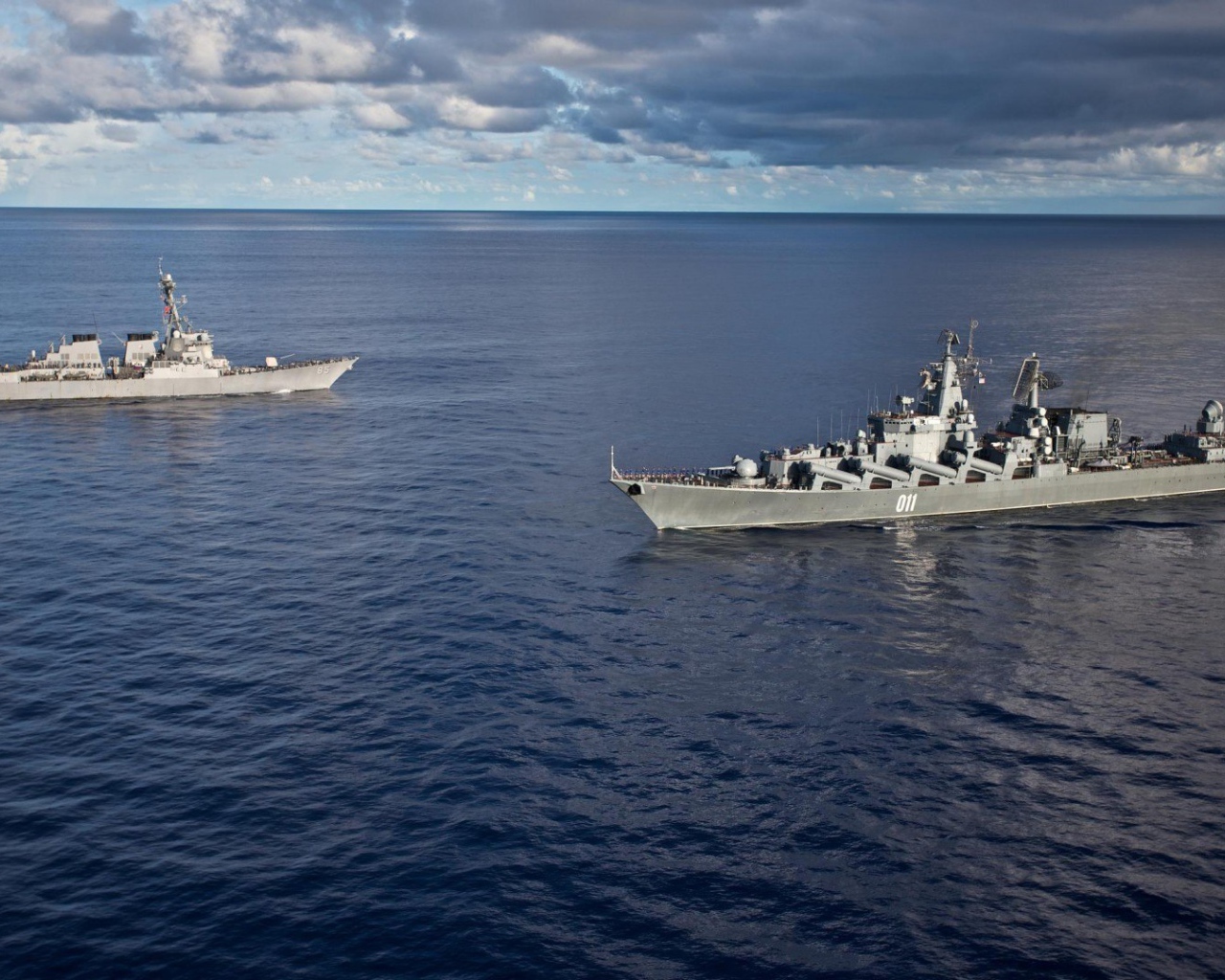 Встреча военных кораблей в море