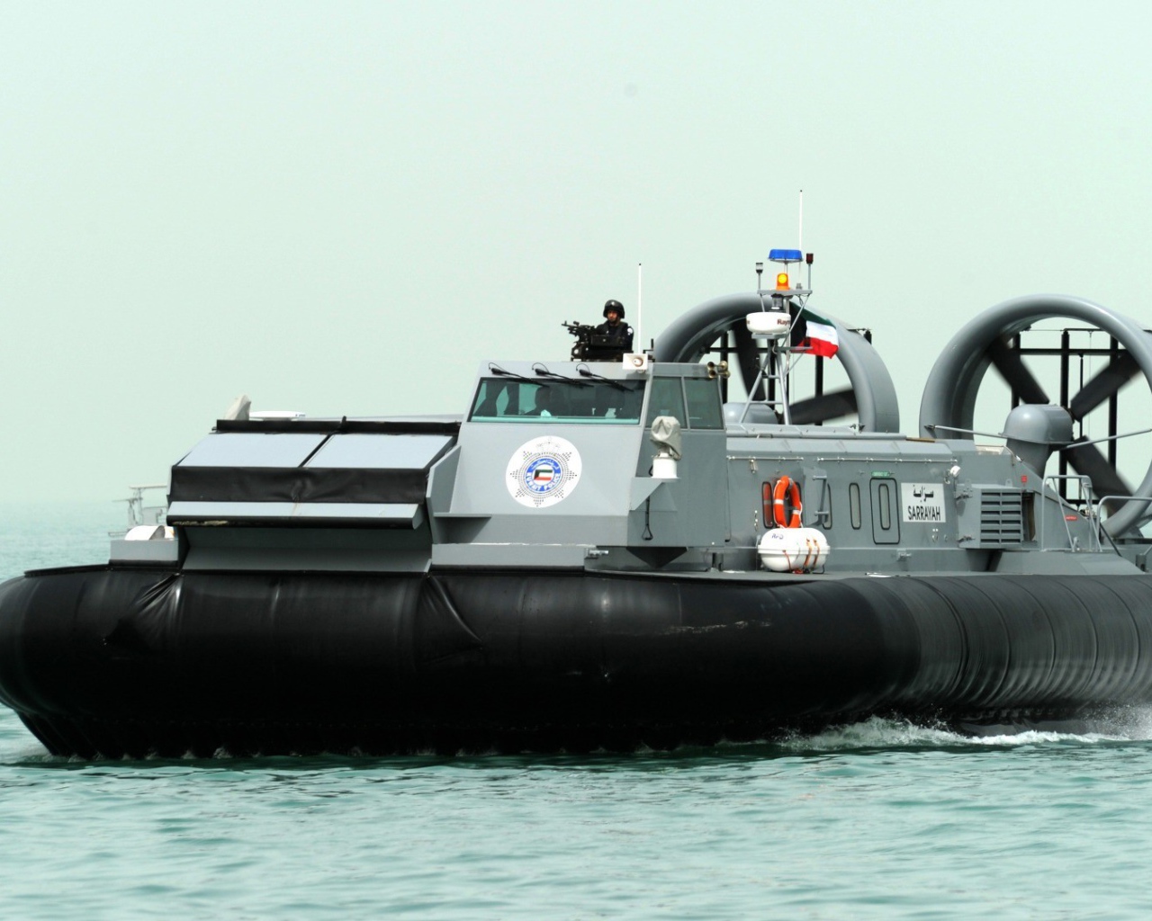 Военный катер на воздушной подушке