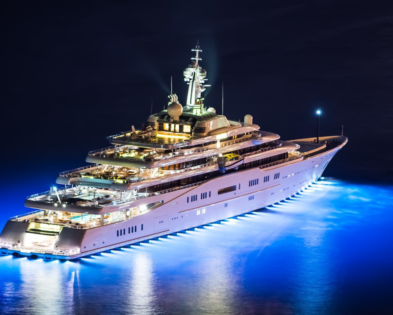 Ночные огни на дорогой яхте