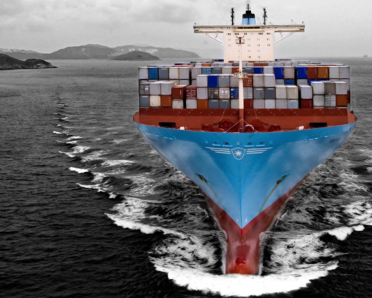 Быстрый контейнеровоз в море