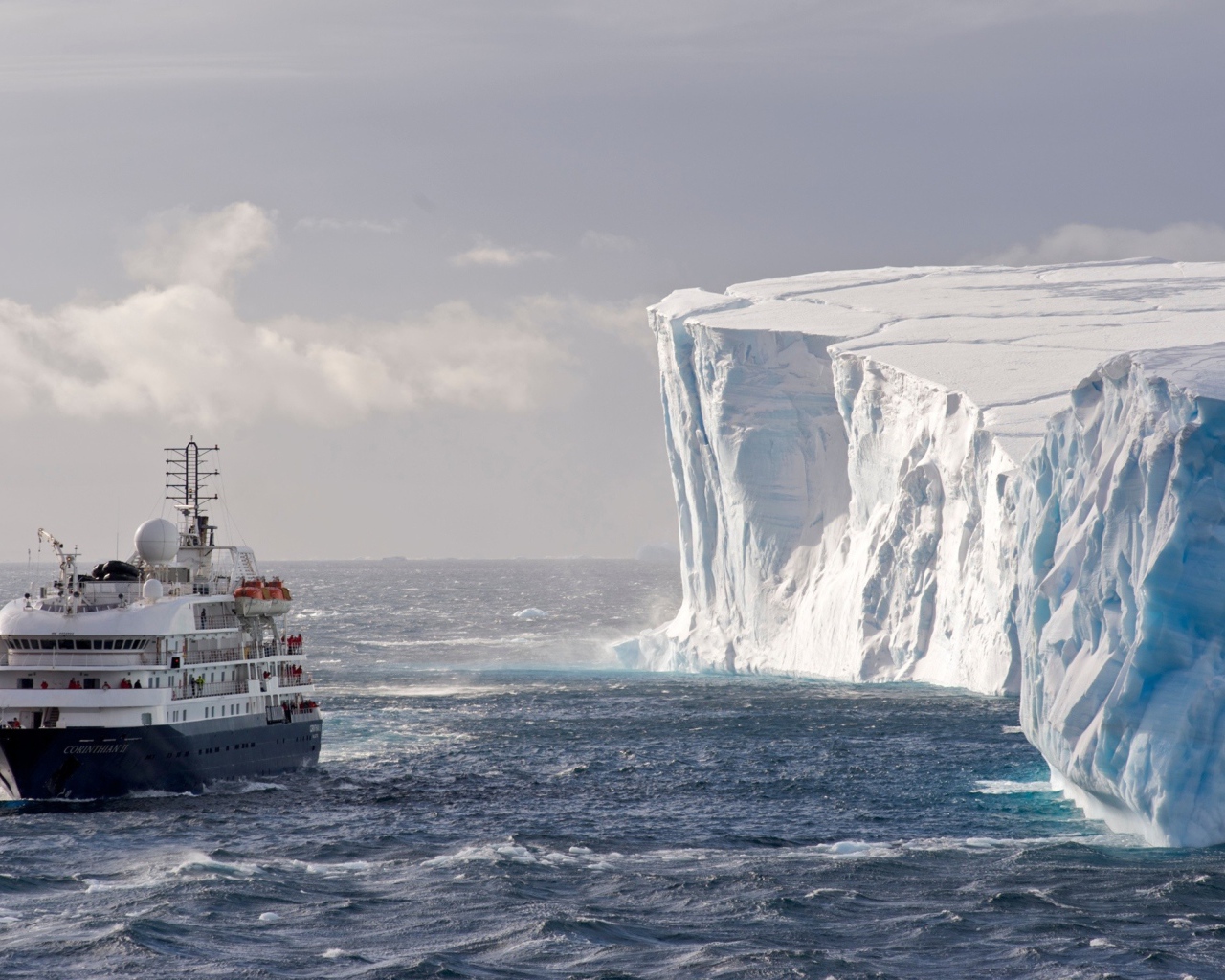 Научный корабль у кромки ледникового щита