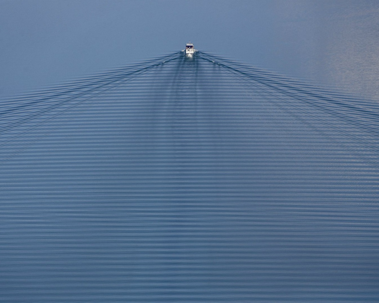 Рябь воды за катером