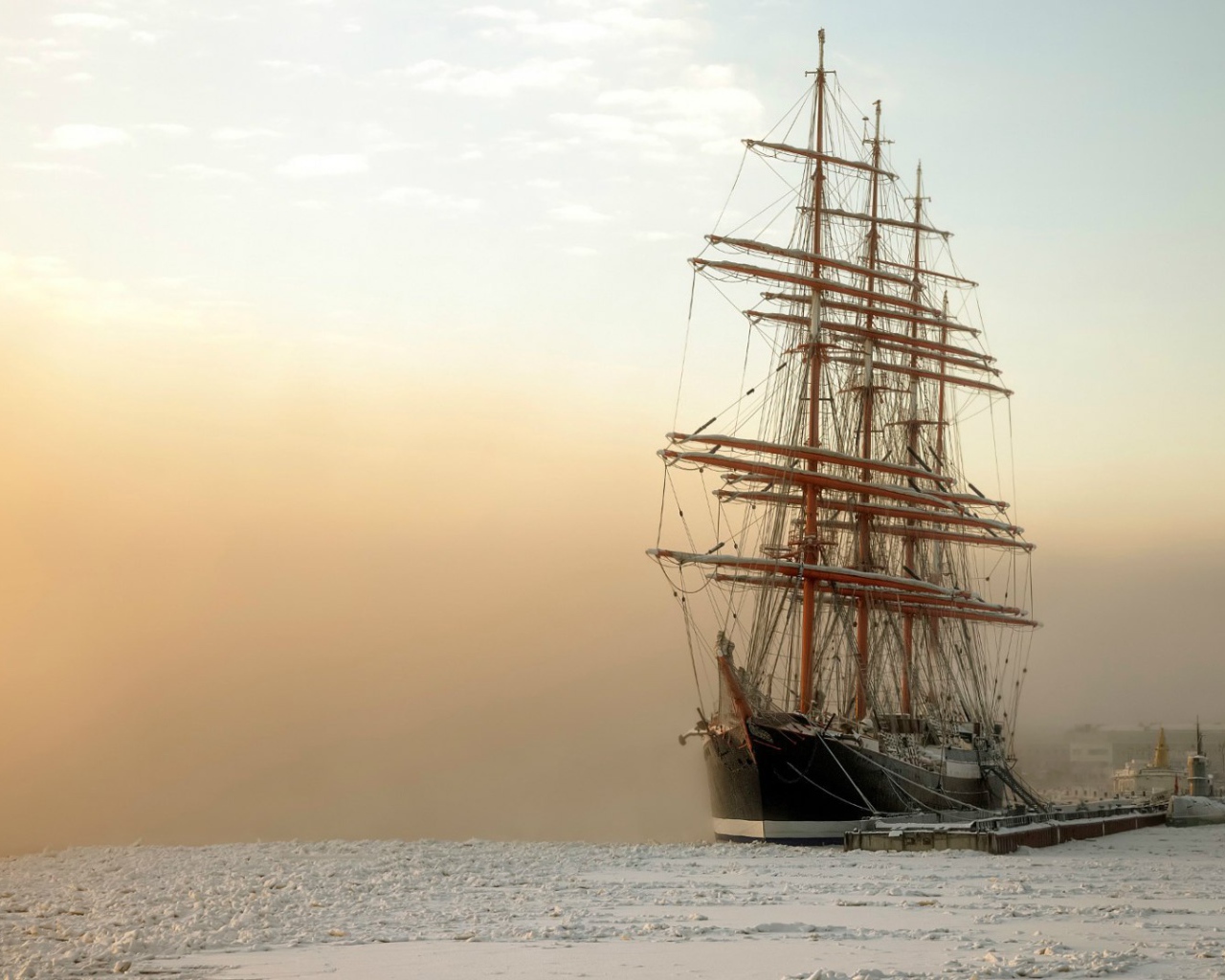 Парусный корабль в замерзшей бухте