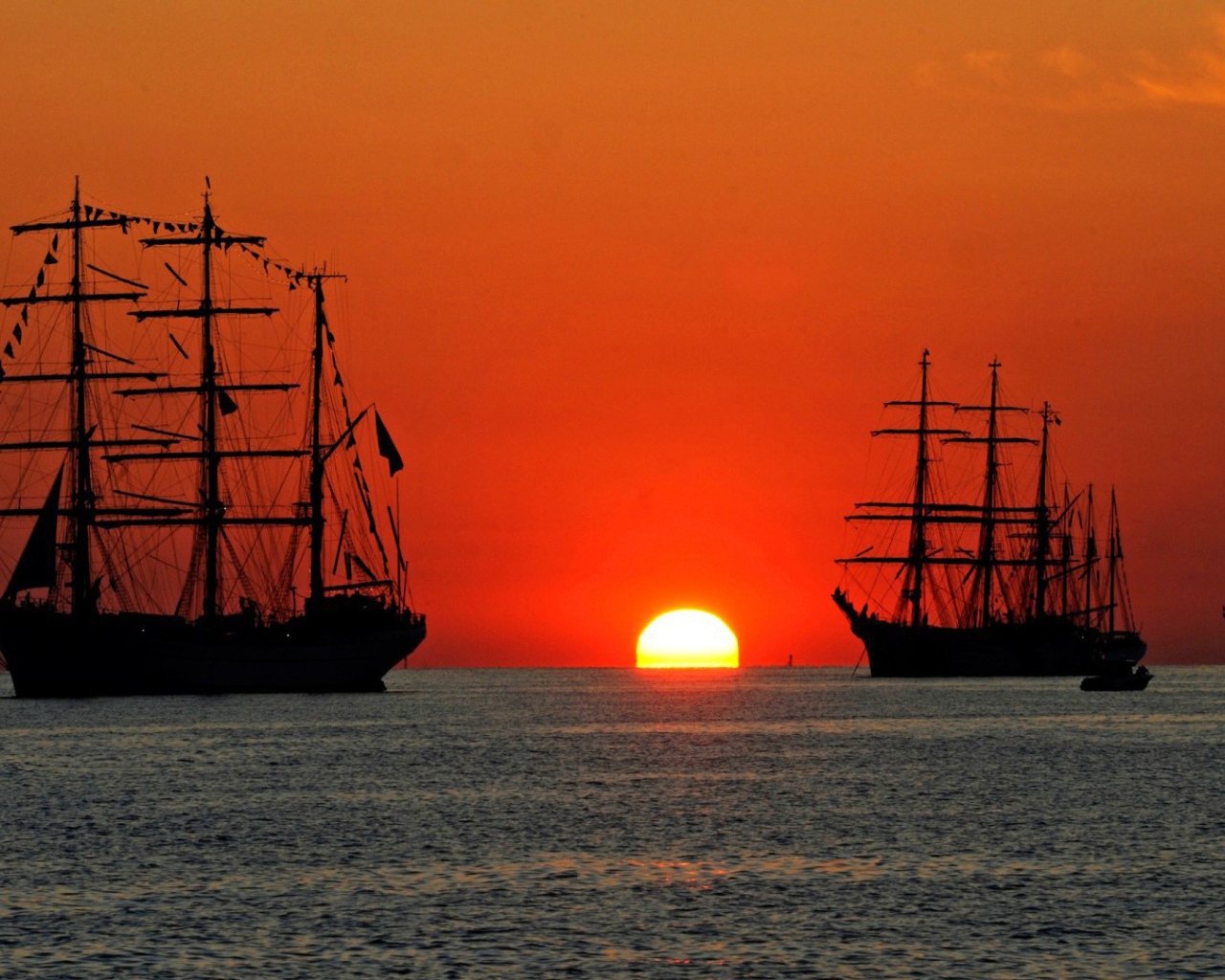 Парусные корабли на фоне заката