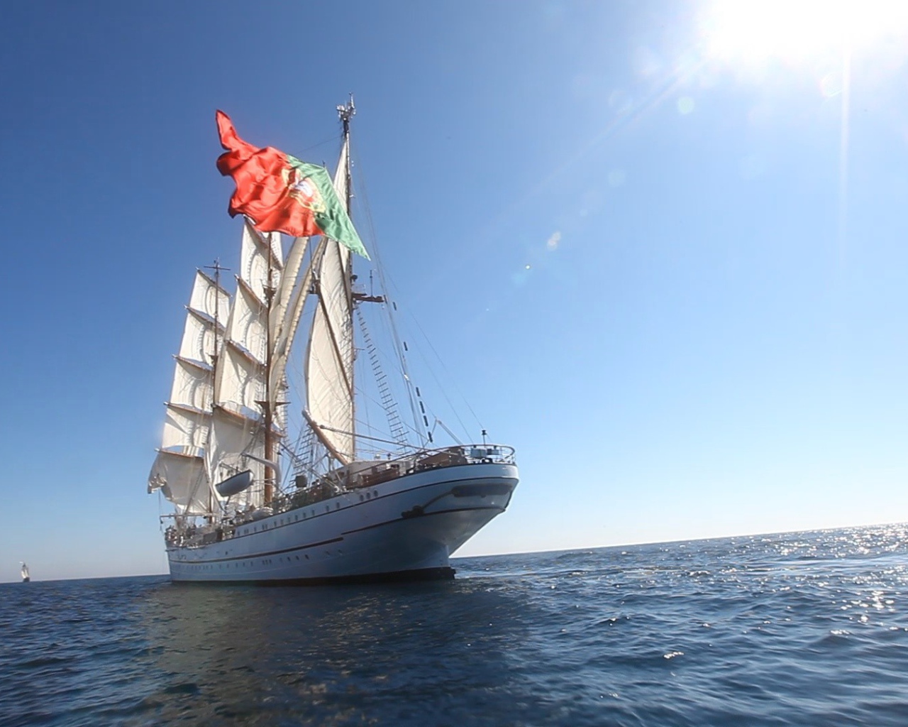 Парусник под флагом Португалии