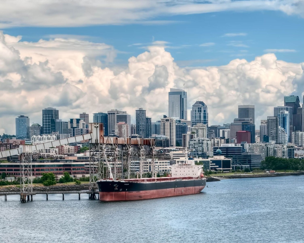 Корабль на погрузке в порту