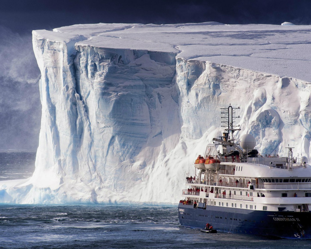 Корабль у берегов Антарктиды