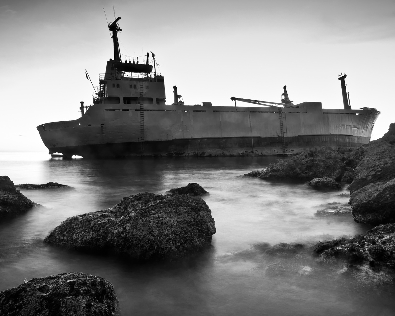 Корабль у рифов