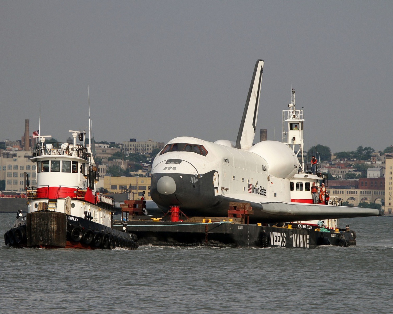 Шаттл на барже