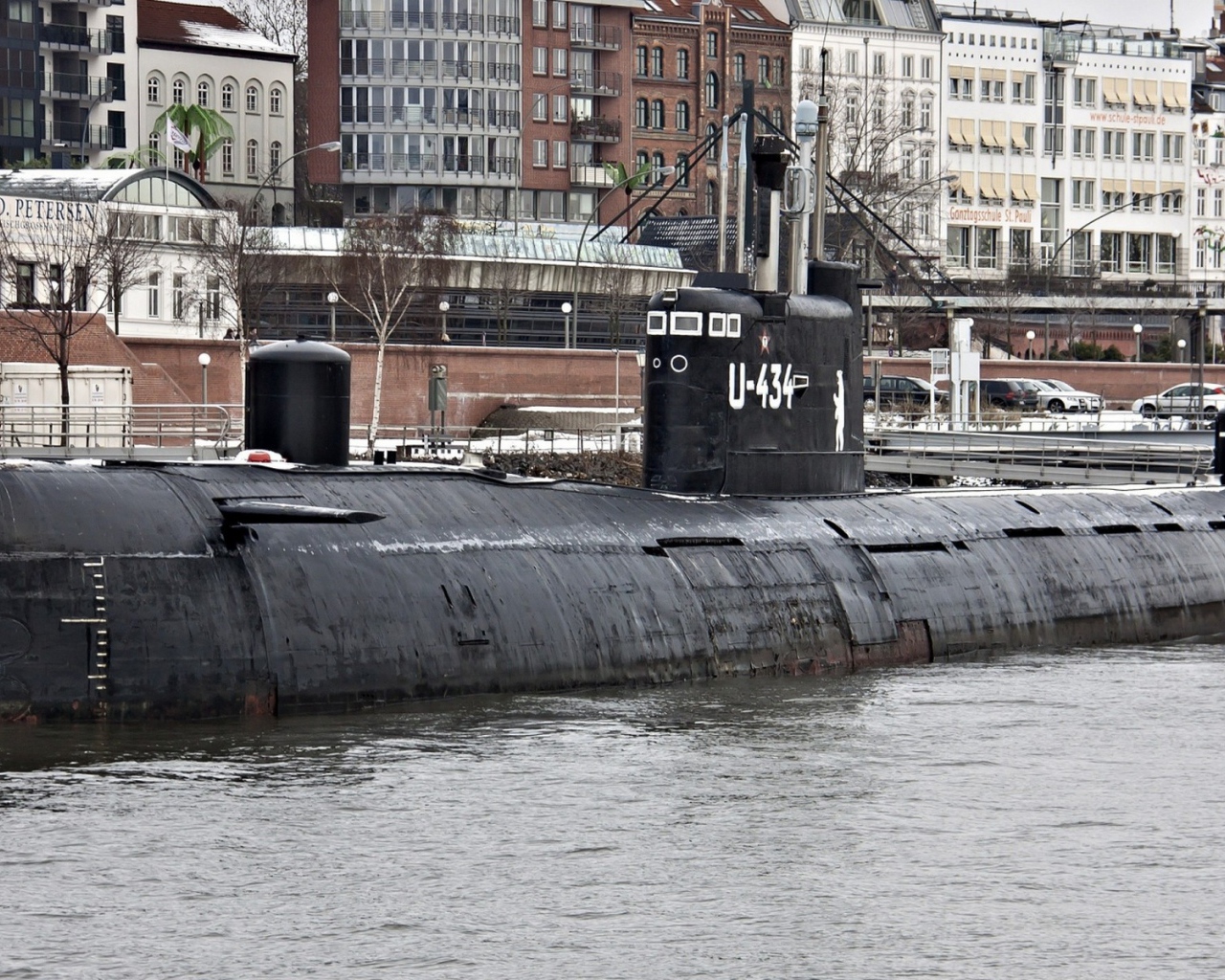 Подводная лодка у набережной в городе