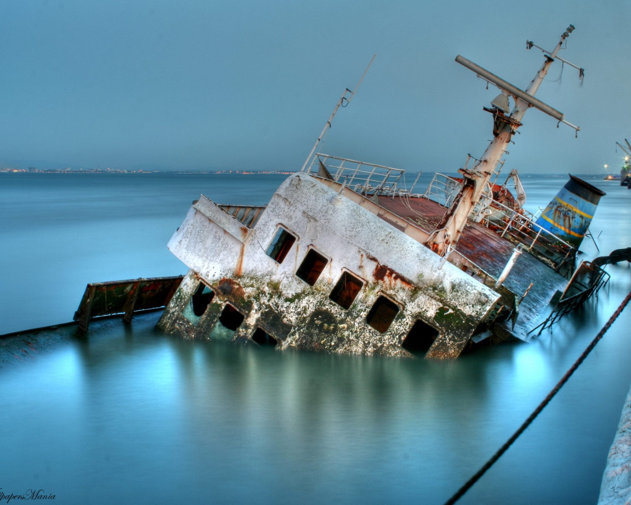 Затонувший старый корабль