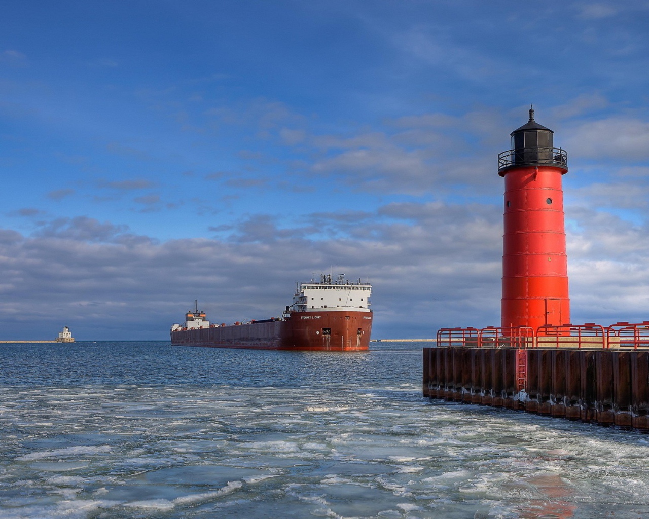 Танкер на рейде у маяка