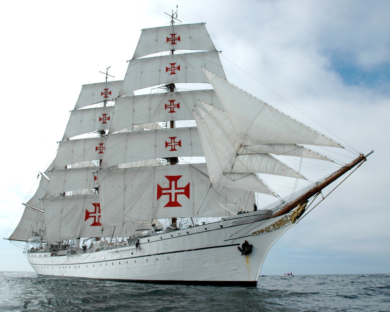 Кресты на парусах белого корабля