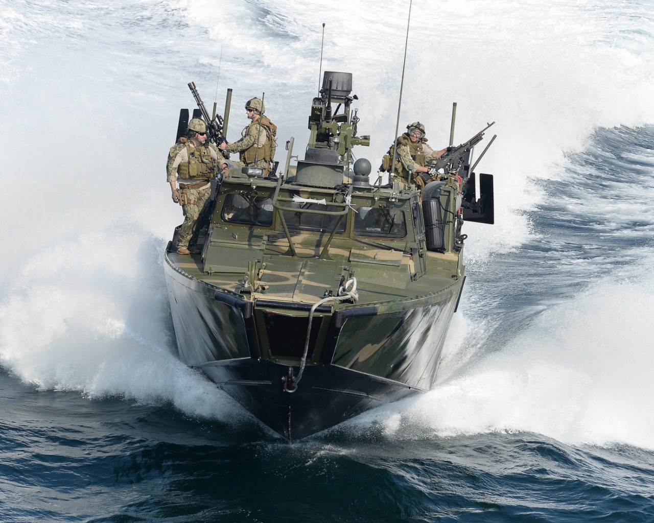 Солдаты на катере