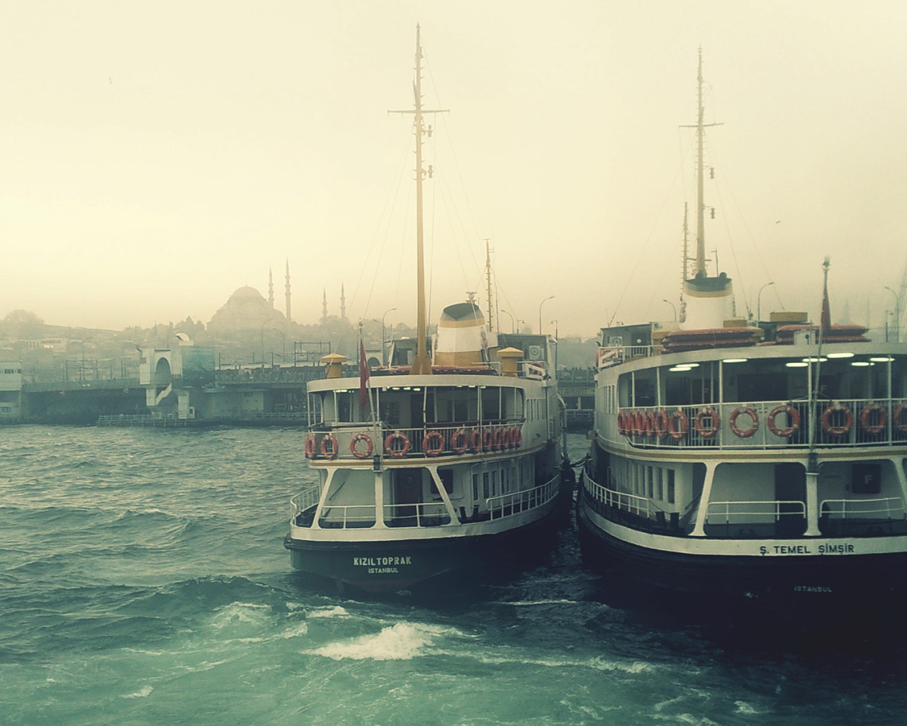 Два прогулочных корабля пришвартованы друг к другу