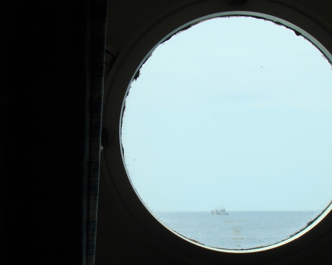 Вид из окна корабля в океане