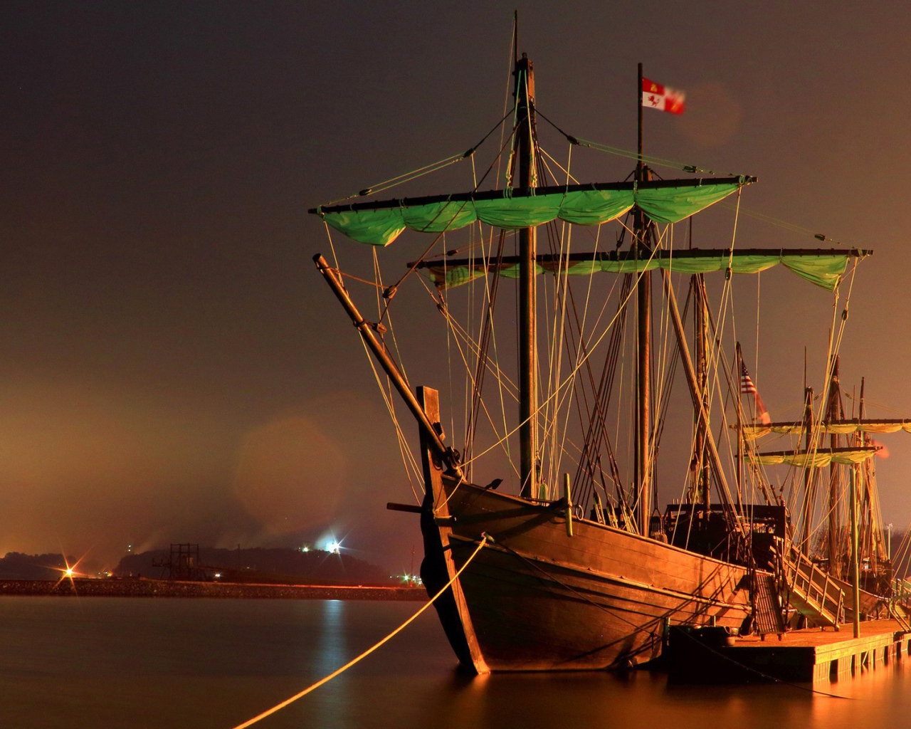 Старинный парусный корабль в порту в США