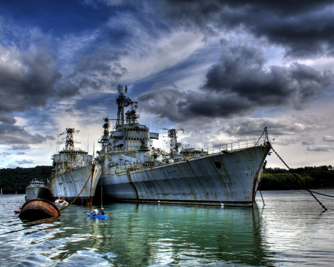 Военные корабли на вечном причале в бухте