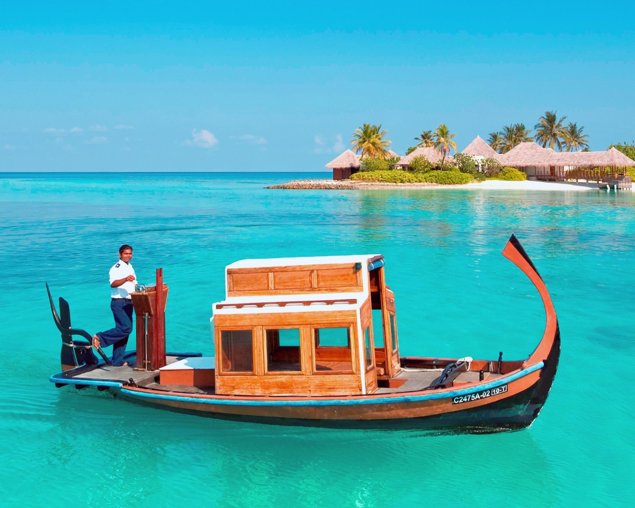 Деревянная лодка у райского острова в Полинезии