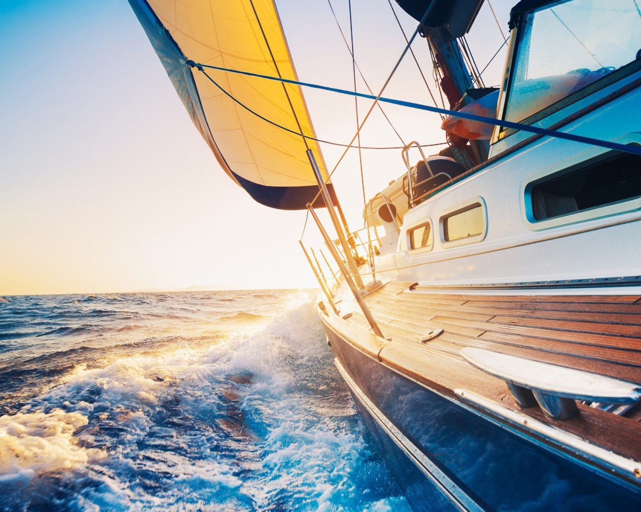 Яхта в море идет по курсу