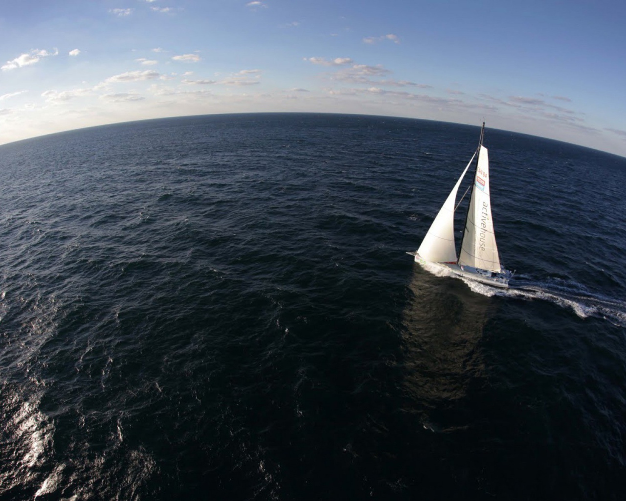 Яхта в бескрайнем океане