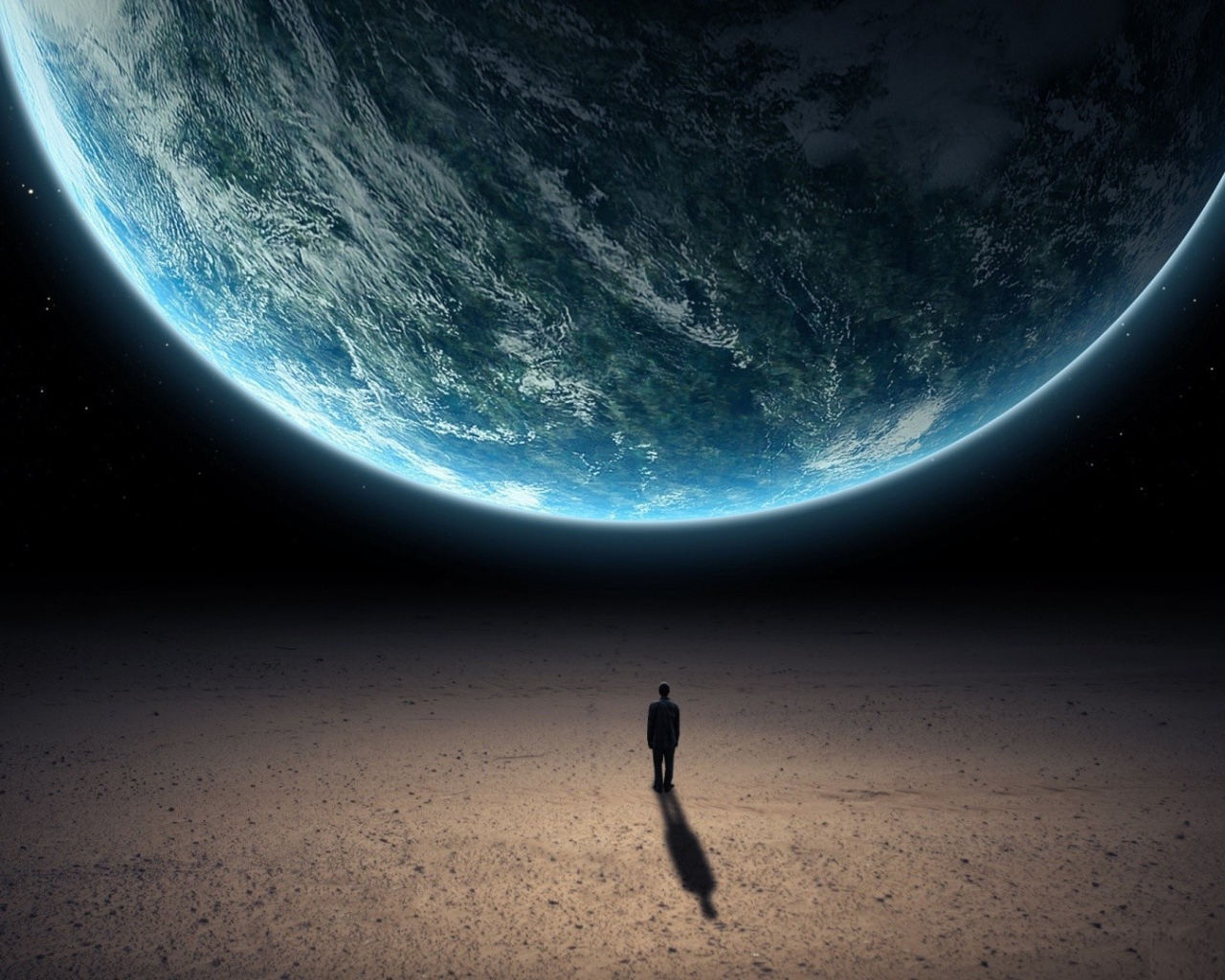 Человек стоит перед планетой