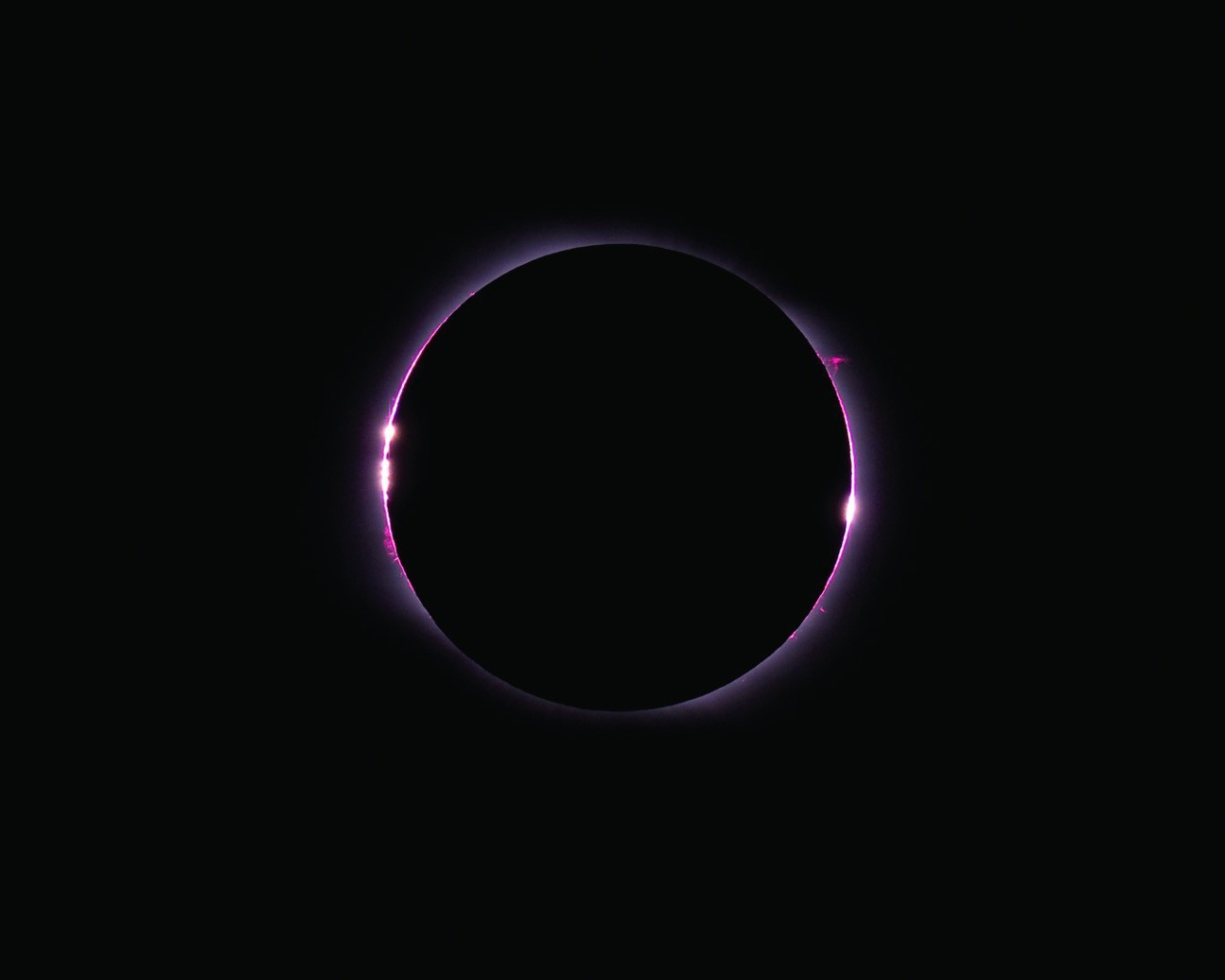 Алмазное кольцо во время затмения в космосе