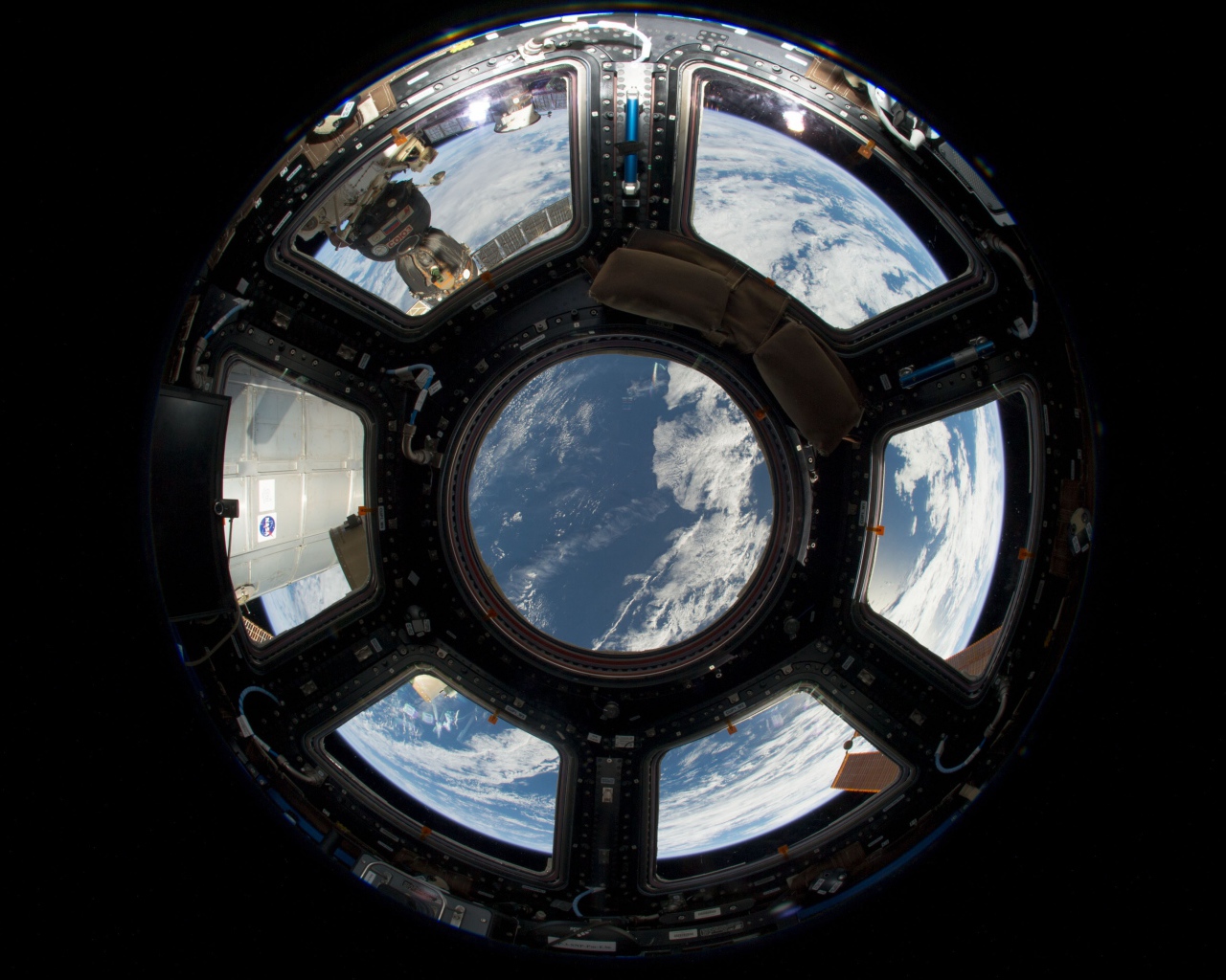 Земля в космической станции